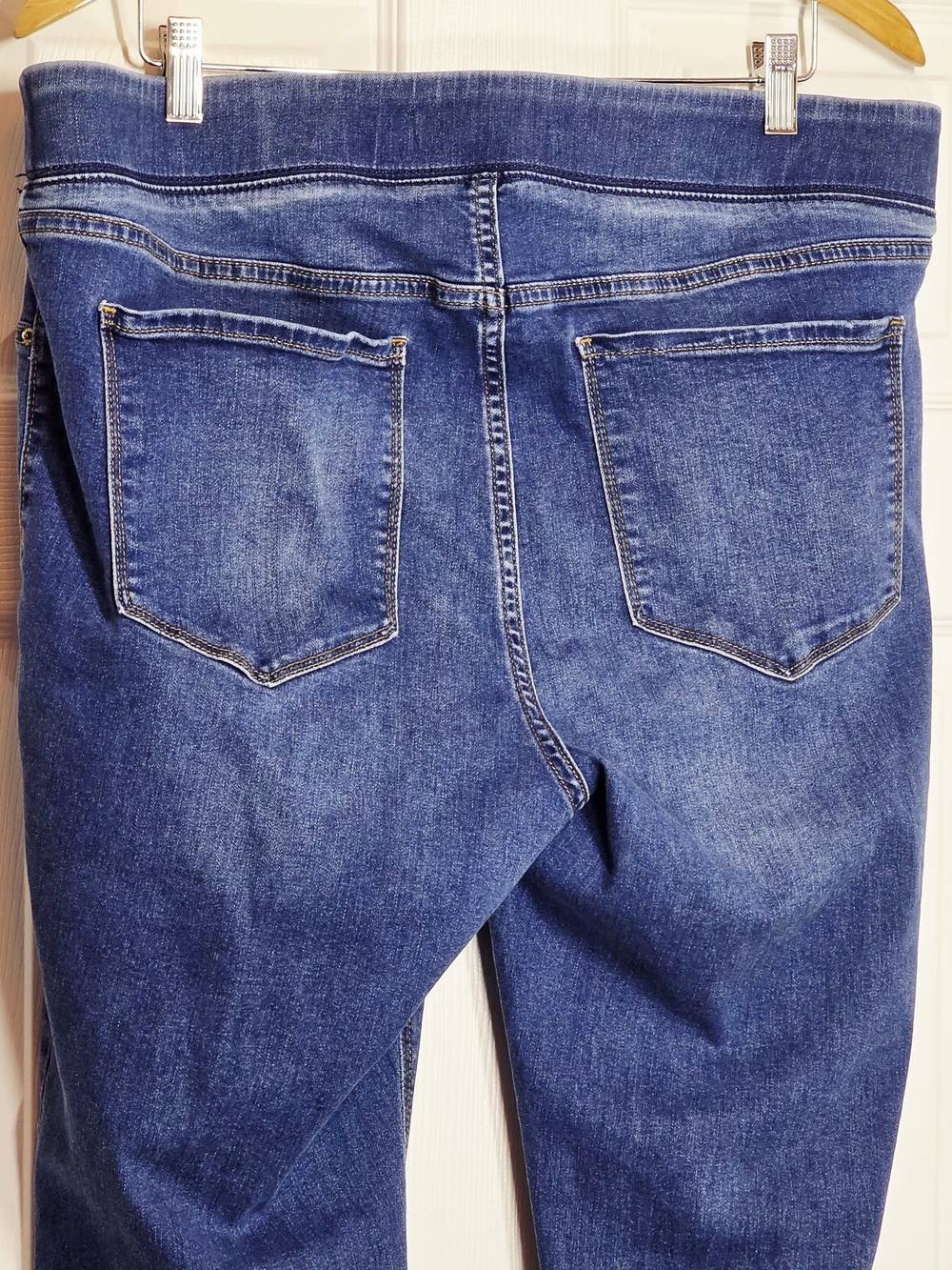 Old Navy Jeans Women's Sz 18 Super Skinny MidRise Pull On Med Wash - Picture 3 of 5